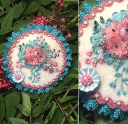 Broche Lin Blanc/Bouquet De Roses 