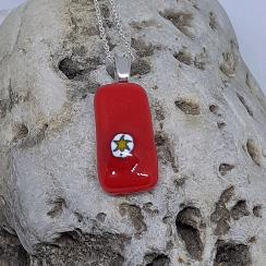 Small red star pendant 