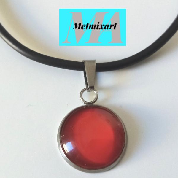 collar con colgante grande rojo