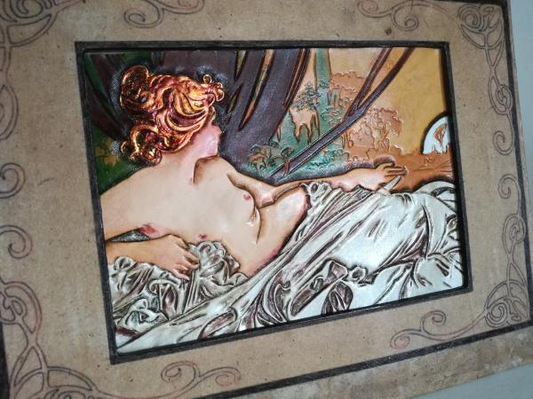 L'aube de Mucha-cuir repoussé encadré