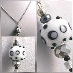Collier petits pois gris