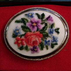 broche petit point REF-098